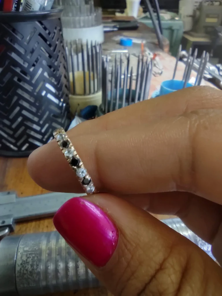 Taller la Fortuna, engaste de piedras